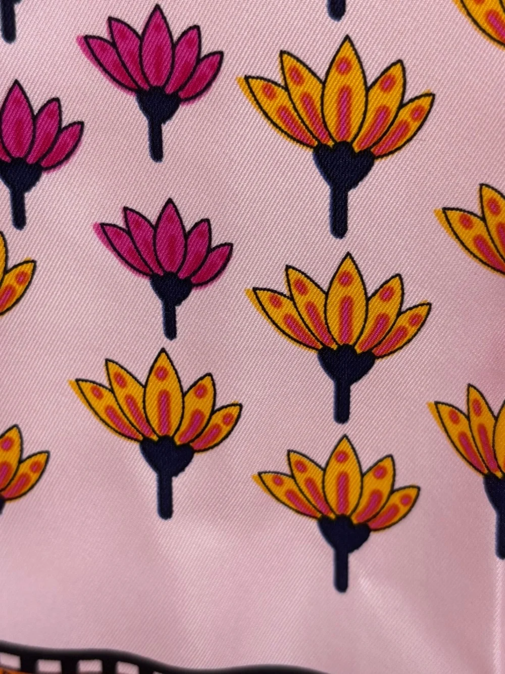 DVF Diane Von Furstenberg Womens Large Square Scarf 100% Silk Pink Floral Signed